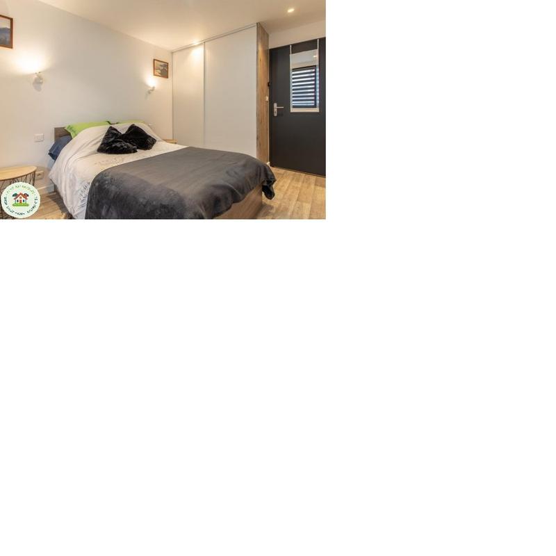 Chambre avec armoire
