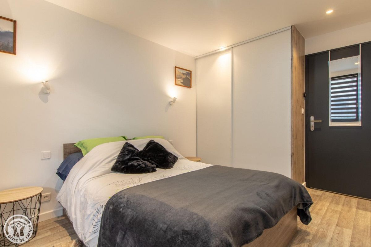 La chambre avec un grand lit