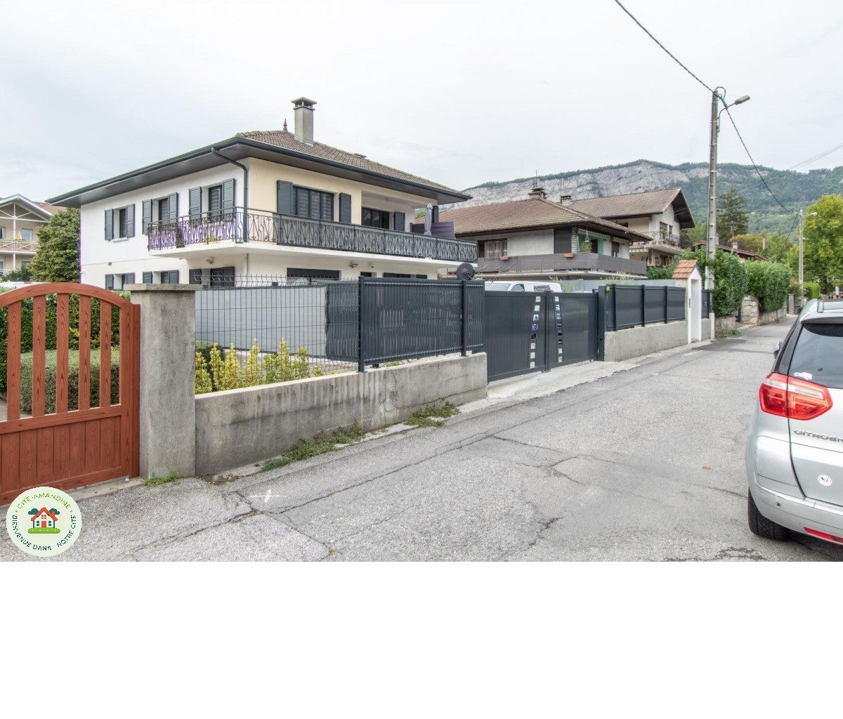 La rue d'Andey et la montagne